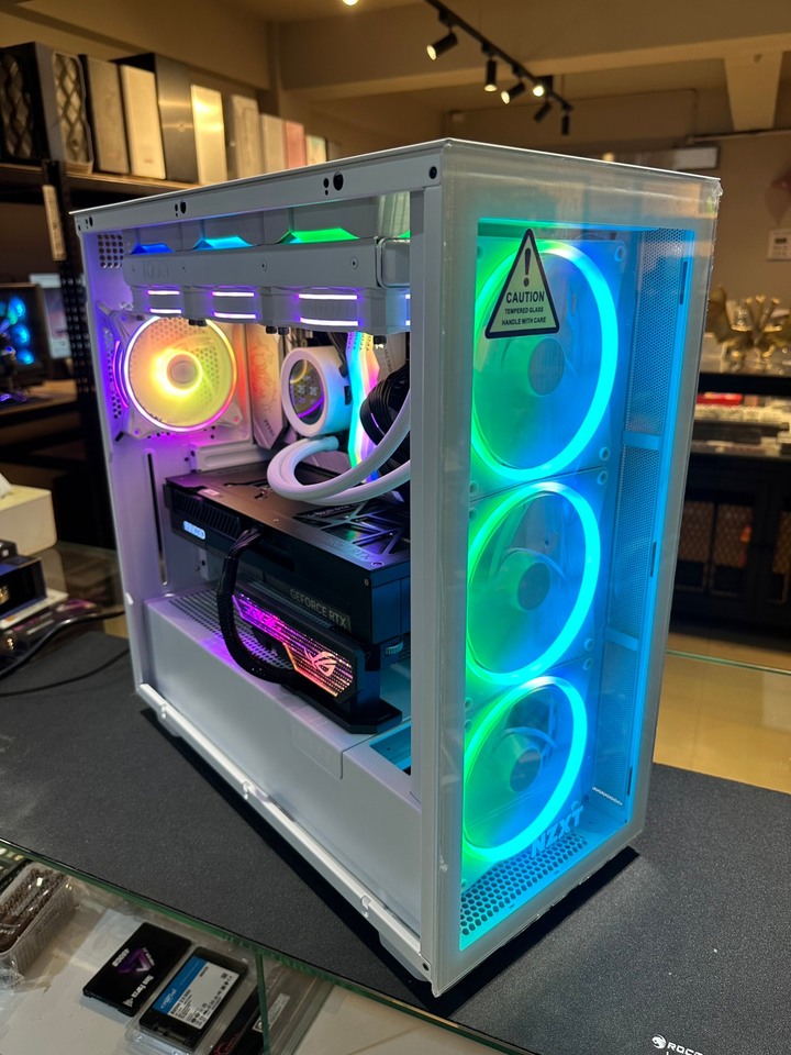 【RTX 4090 + 13900K】組一台需要我吃泡麵的主機