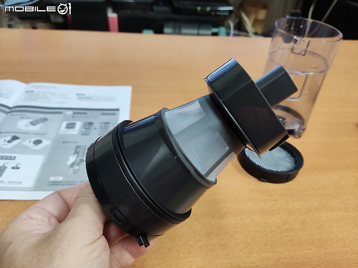 【 體驗分享 】Panasonic MC-A13G 羽量級無線吸塵器，極致輕巧天天打掃也不累！
