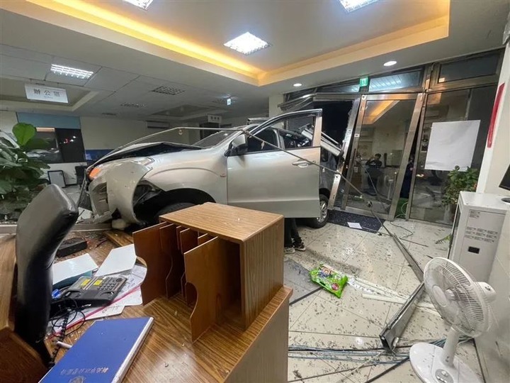 爛醉男飛車撞進派出所「值班台全毀」!警傻眼:你怎麼可能開的進來?