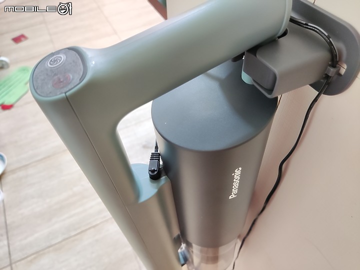 點我看大圖 【 體驗分享 】Panasonic MC-A13G 羽量級無線吸塵器,極致輕巧天天打掃也不累!
