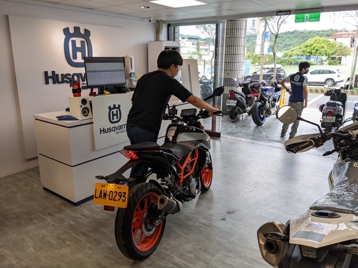 想買390Duke,要公司貨?水貨?兩家看車的心得