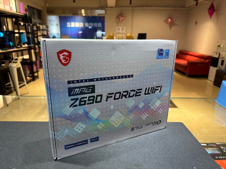 【RTX 4090 + 13900K】組一台需要我吃泡麵的主機