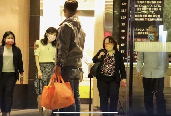 候選人「緊摟人妻」「十指緊扣」 民進黨婦女部 至今全員噤聲