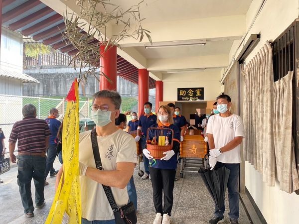 「可以給我一口棺材嗎？」無力葬老母親台中兄妹伴屍3天