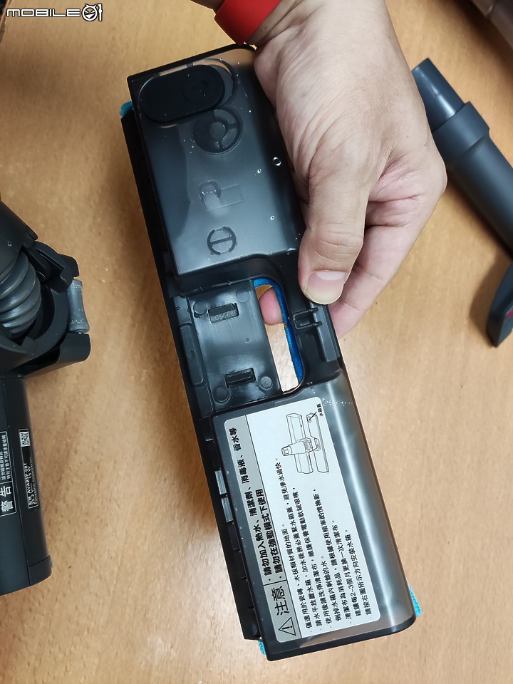 點我看大圖 【 體驗分享 】Panasonic MC-A13G 羽量級無線吸塵器,極致輕巧天天打掃也不累!