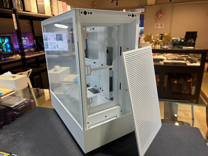 極致簡約，NZXT H5 Flow【啞光黑/啞光白】機殼開箱
