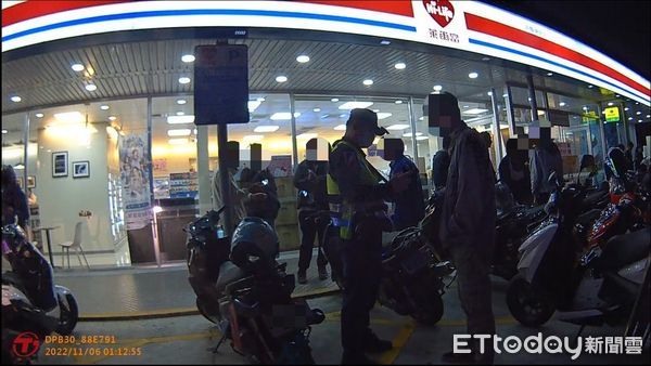 32人深夜車聚有夠吵!台中警大膽用槍上膛壓制路人狂讚:好帥!