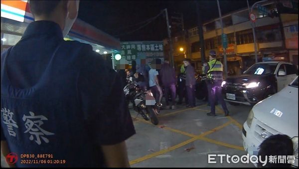 32人深夜車聚有夠吵!台中警大膽用槍上膛壓制路人狂讚:好帥!