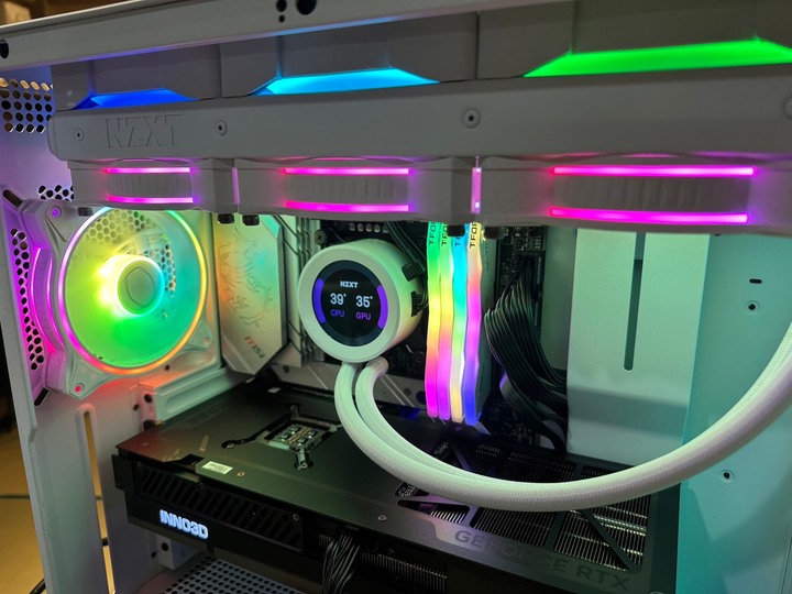 【RTX 4090 + 13900K】組一台需要我吃泡麵的主機