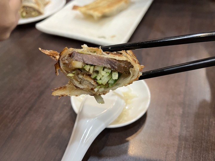 [食記] 玥成上海美味鮮湯包，台灣基隆中正，香酥蔥油餅配多汁鮮湯包！