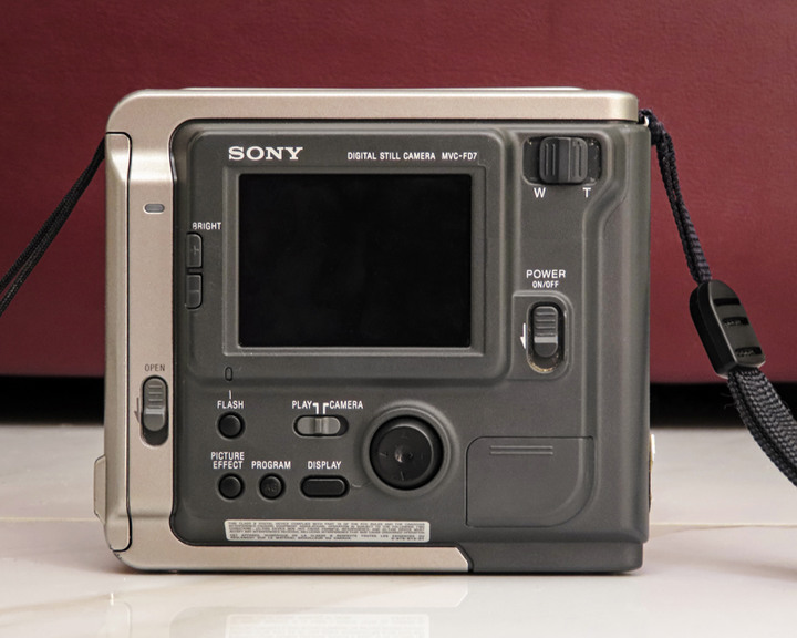 點我看大圖 這是懷舊Sony相機的寫真啊!Mavica FD7