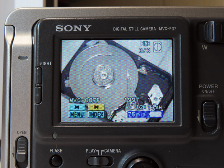 點我看大圖 這是懷舊Sony相機的寫真啊!Mavica FD7