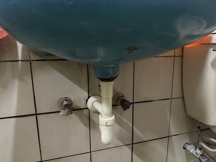 請問浴室洗手台的水龍頭如何拆除