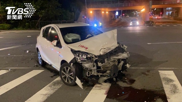 女租iRent違規左轉！撞車害失控衝人行道兩車車頭全爛