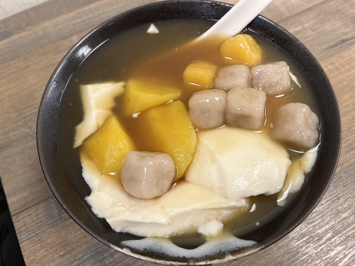 [日記] 日光複合式美髮甜品店，台灣基隆中正，香濃仙草冰搭配仙草凍及桂圓紫米！