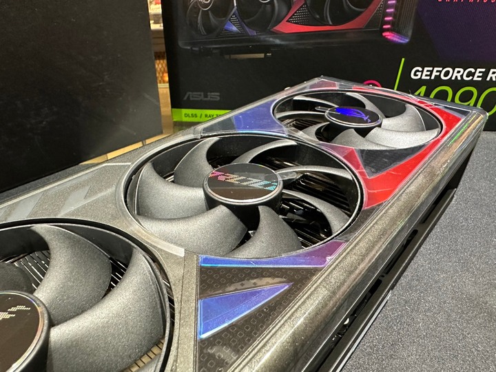 ASUS ROG Strix GeForce RTX™ 4090 OC 超頻版 16GB GDDR6X輕度開箱;卡皇中的卡皇