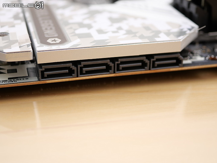 點我看大圖 銀白風格 X670E Steel Legend WiFi 開箱