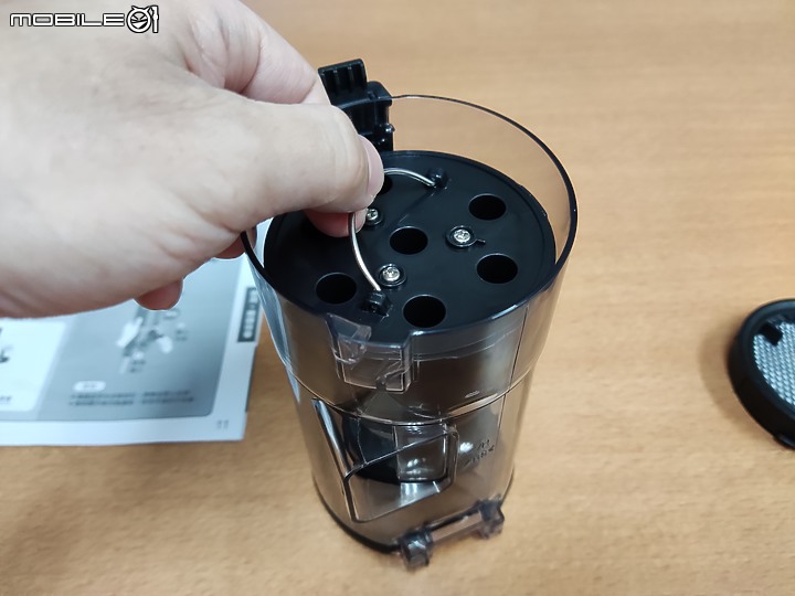 【 體驗分享 】Panasonic MC-A13G 羽量級無線吸塵器，極致輕巧天天打掃也不累！