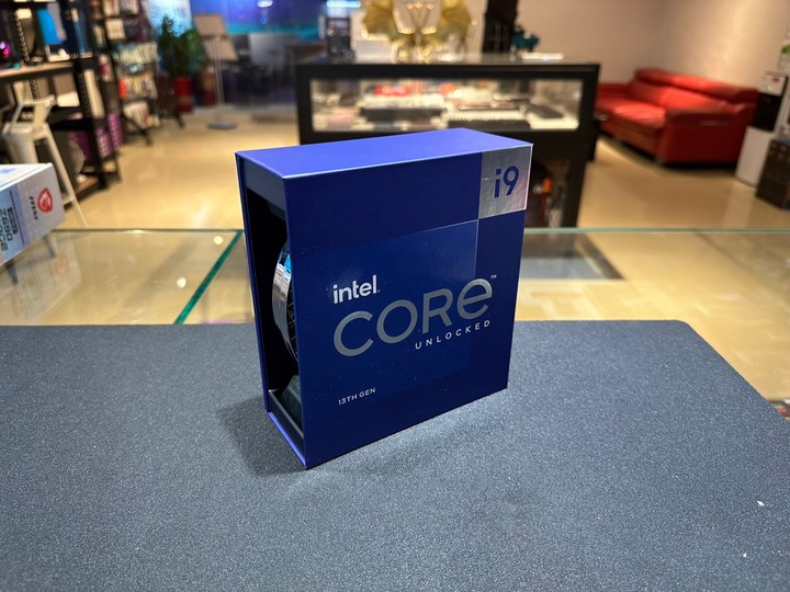 【RTX 4090 + 13900K】組一台需要我吃泡麵的主機
