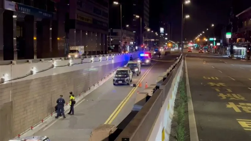 行政院旁傳槍響!2車競速車禍1死1傷 黑衣人囂張襲警遭開槍中彈