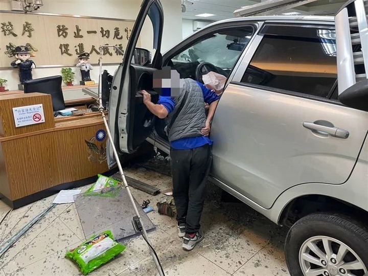 爛醉男飛車撞進派出所「值班台全毀」!警傻眼:你怎麼可能開的進來?