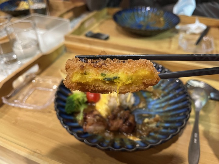 [食記] 坂道咖哩，台灣基隆仁愛，香味濃嫩煎碳酸雞腿排歐姆蛋咖哩飯！