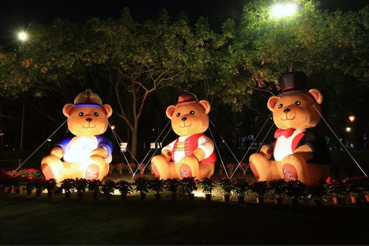 台南有熊出沒！10米「巨型泰迪熊」坐落草地超萌、夜晚亮燈更療癒