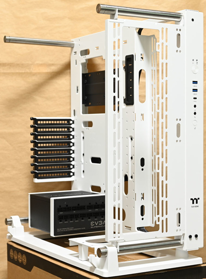 Thermaltake Core P3 TG Pro Snow Edition機殼開箱
