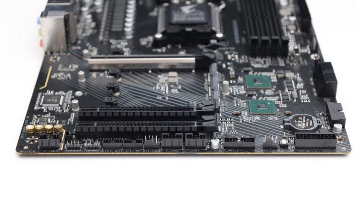 萬元內的 X670 AORUS，GIGABYTE X670 AORUS ELITE AX
