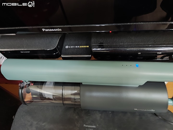 【 體驗分享 】Panasonic MC-A13G 羽量級無線吸塵器，極致輕巧天天打掃也不累！