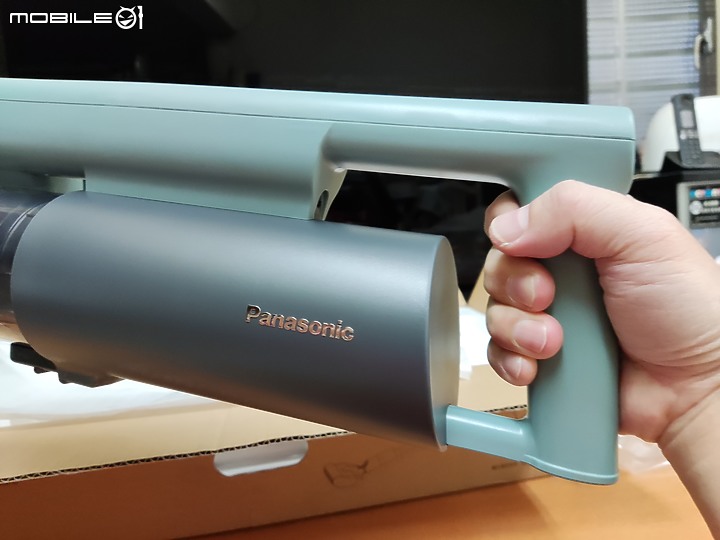 【 體驗分享 】Panasonic MC-A13G 羽量級無線吸塵器，極致輕巧天天打掃也不累！