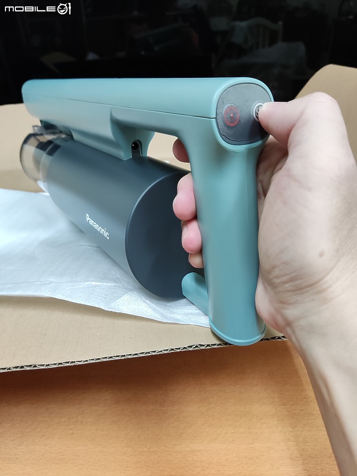 【 體驗分享 】Panasonic MC-A13G 羽量級無線吸塵器，極致輕巧天天打掃也不累！