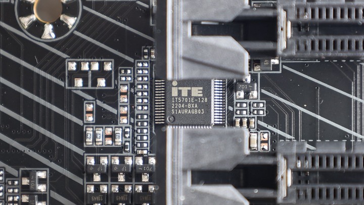 萬元內的 X670 AORUS，GIGABYTE X670 AORUS ELITE AX