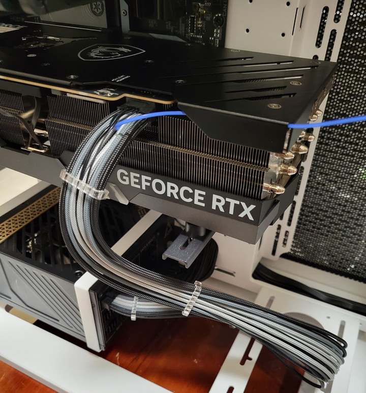 無強制對流機殼中原裝與訂製12VHPWR線材溫度記錄測試