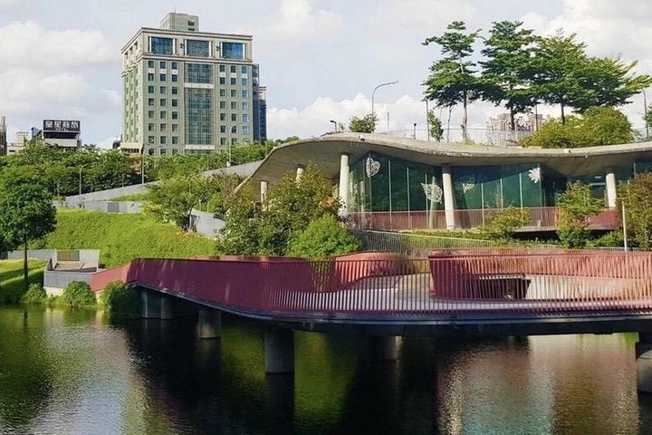 台中最新野餐約會散步綠地 『秋紅谷生態公園』