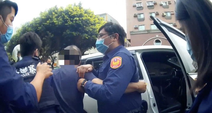 高雄男違停被拖竟撕封條！大喊「叫警察來啦」網笑：一直都在