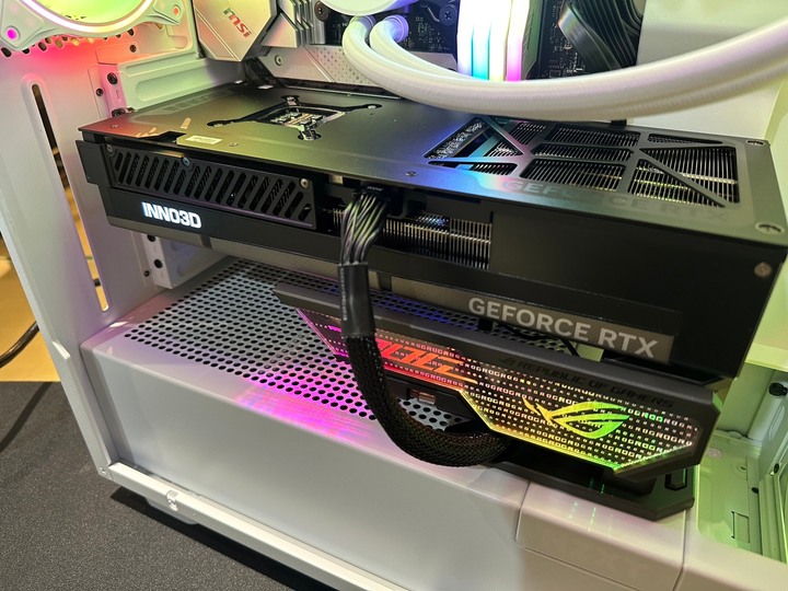 【RTX 4090 + 13900K】組一台需要我吃泡麵的主機