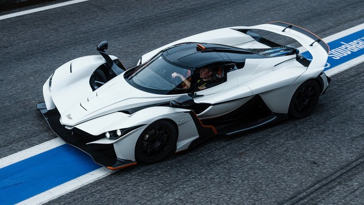 Nissan GT-R的動力、前F1車手調校 700匹捷克超跑Praga Bohema登場!