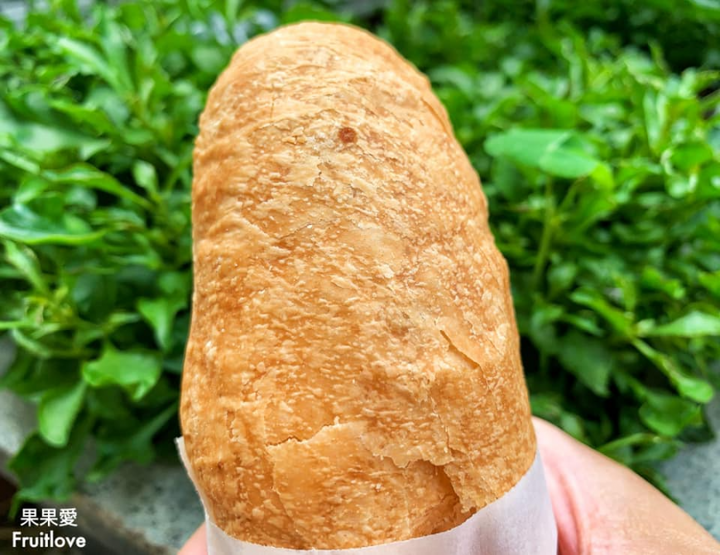點我看大圖 台中美食-燒餅夾上蔥蛋,多層次的酥脆中夾著軟嫩的口感