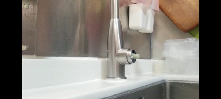 請問這種上下扳開關流理台水龍頭漏水怎麼拆開檢查？