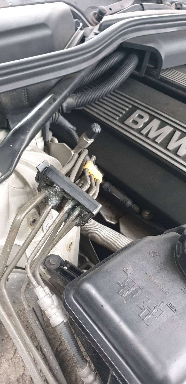 BMW E60引擎室油管固定器融化
