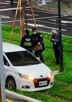 高雄輕軌又出事了，有車誤闖輕軌軌道動彈不的