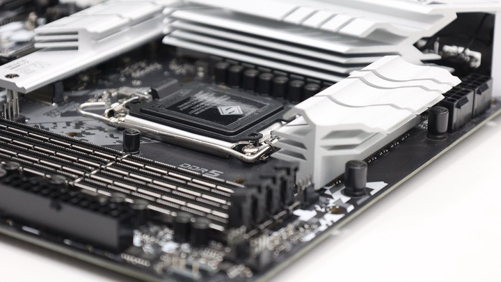 機殼裡放螢幕更方便了！ASRock Z790 Steel Legend WiFi