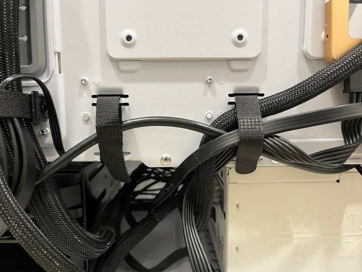 聯力Lian li的誠意之作Lancool 216,巧思滿滿的散熱猛獸 !