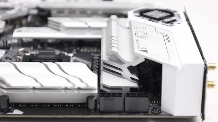 機殼裡放螢幕更方便了！ASRock Z790 Steel Legend WiFi