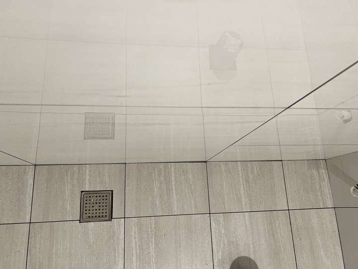 請問磁磚與牆面縫隙不一，轉角不圓順，還是我太要求？
