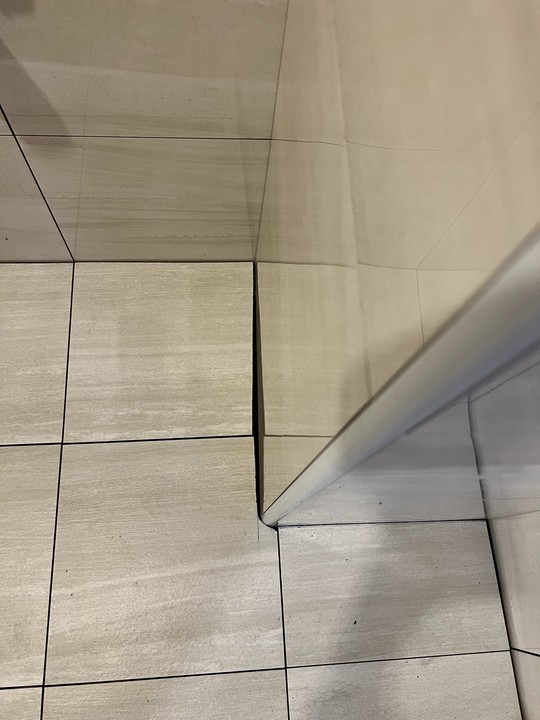請問磁磚與牆面縫隙不一，轉角不圓順，還是我太要求？