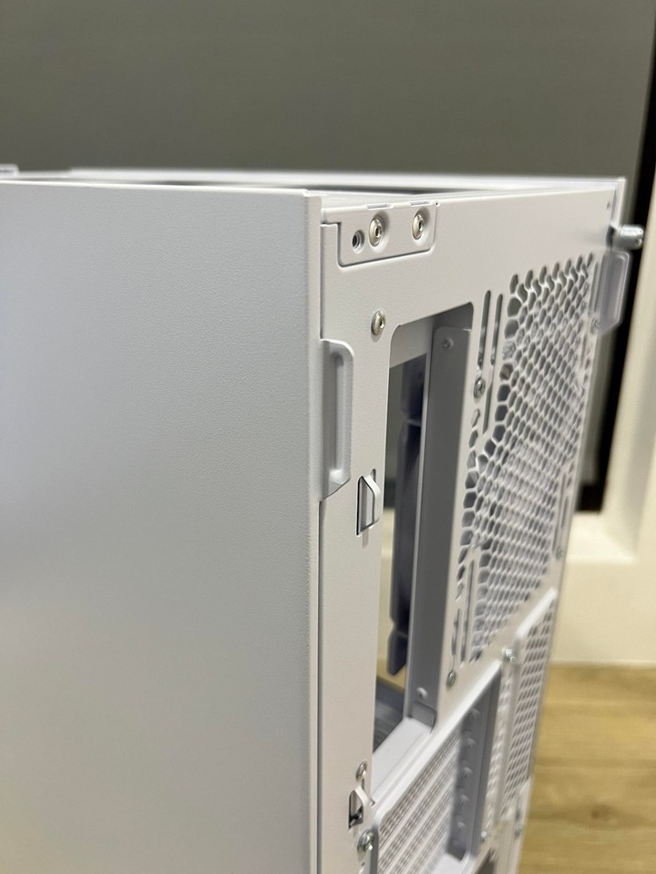聯力Lian li的誠意之作Lancool 216,巧思滿滿的散熱猛獸 !