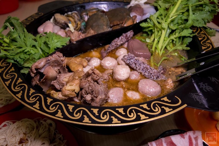 【臺南美食】秋冬就要進補，招牌禽獸鍋讓你吃到薑母鴨也能吃到羊肉爐，再搭個紅蟳、雞佛、鮑魚讓你補上加補，還有免費停車場~鑫帝元薑母鴨羊肉爐