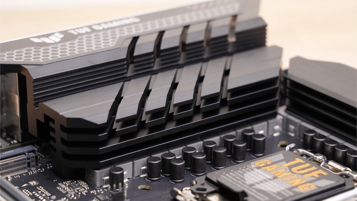 他會是幫 DDR4 記憶體再戰 N 年的希望？ASUS TUF GAMING Z790-PLUS WiFi D4